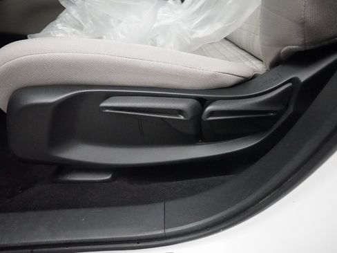 Certified 2023 Honda HR-V LX image 28