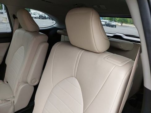 Used 2024 Toyota Highlander XLE FWD image 17