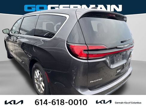 Used 2023 Chrysler Pacifica Touring-L FWD image 2