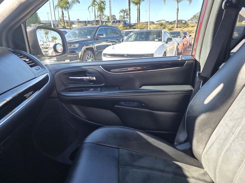 Used 2017 Dodge Grand Caravan SXT w/ Blacktop Package image 14