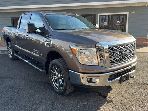 Used 2017 Nissan Titan SV image 3