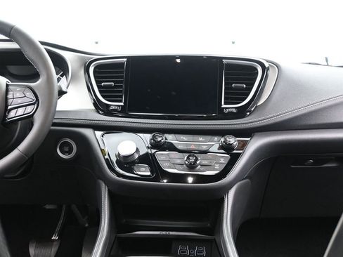 Used 2023 Chrysler Pacifica Limited w/ S Appearance Package image 25