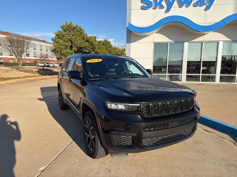 Used 2024 Jeep Grand Cherokee L Laredo image 2