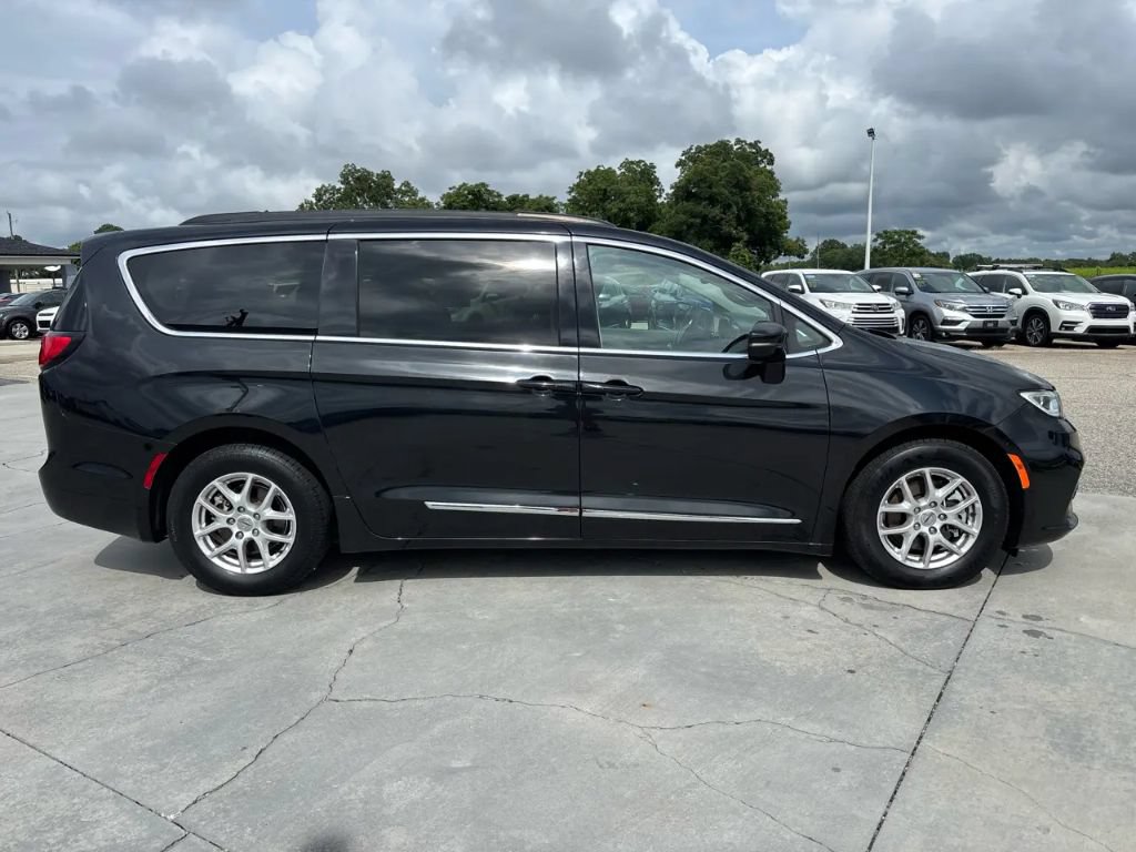 Used 2022 Chrysler Pacifica Touring-L FWD image 3
