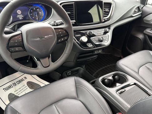 Used 2024 Chrysler Pacifica Touring-L w/ S Appearance Package FWD image 19