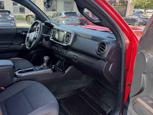 Used 2017 Toyota Tacoma TRD Sport w/ Premium & Technology Package AWD/4WD image 33