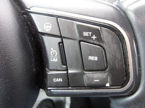 Used 2018 Jaguar XF Premium image 19