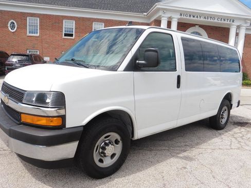 Used 2017 Chevrolet Express 3500 RWD image 20