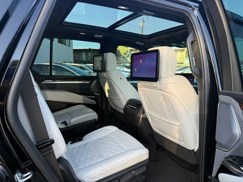Used 2025 Cadillac Escalade Sport Platinum AWD/4WD image 6