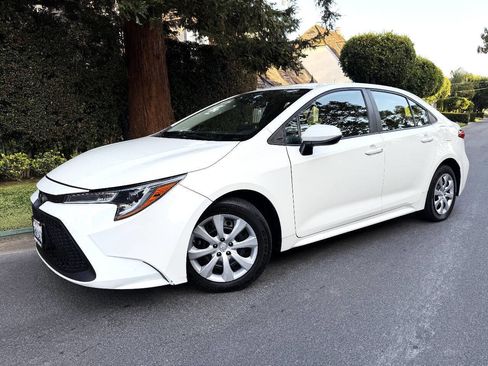 Used 2020 Toyota Corolla LE w/ Carpet Mat Package (TMS) FWD image 2