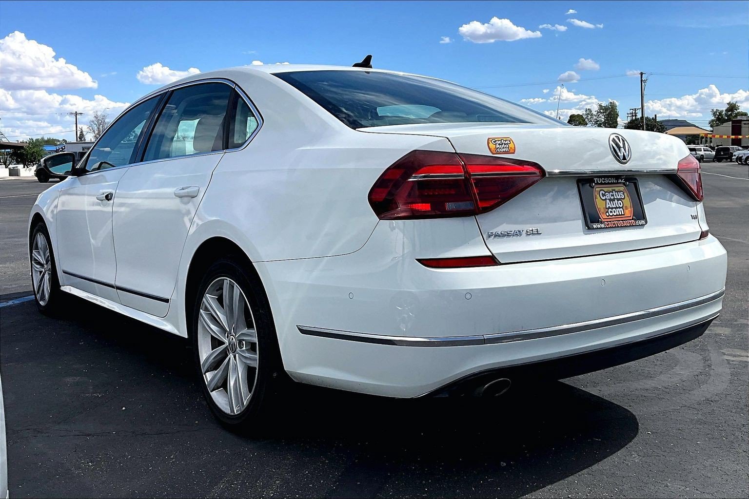 Used 2018 Volkswagen Passat 2.0T SEL Premium FWD image 3