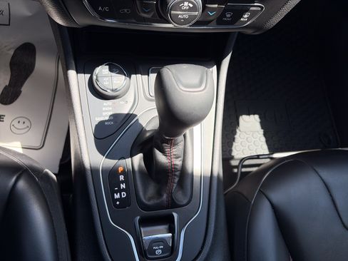 Used 2019 Jeep Cherokee Trailhawk w/ Comfort/Convenience Group AWD/4WD image 19