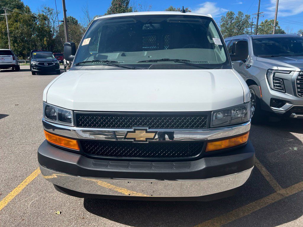 Used 2025 Chevrolet Express 2500 w/ Driver Convenience Package RWD image 4