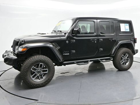 Used 2021 Jeep Wrangler Unlimited Sahara AWD/4WD image 3