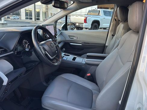 Certified 2023 Toyota Sienna XLE image 8