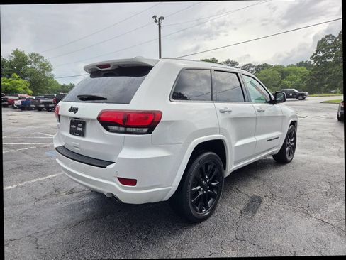Used 2017 Jeep Grand Cherokee Altitude RWD image 8