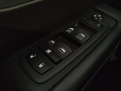 Used 2023 Chrysler Pacifica Touring FWD image 27