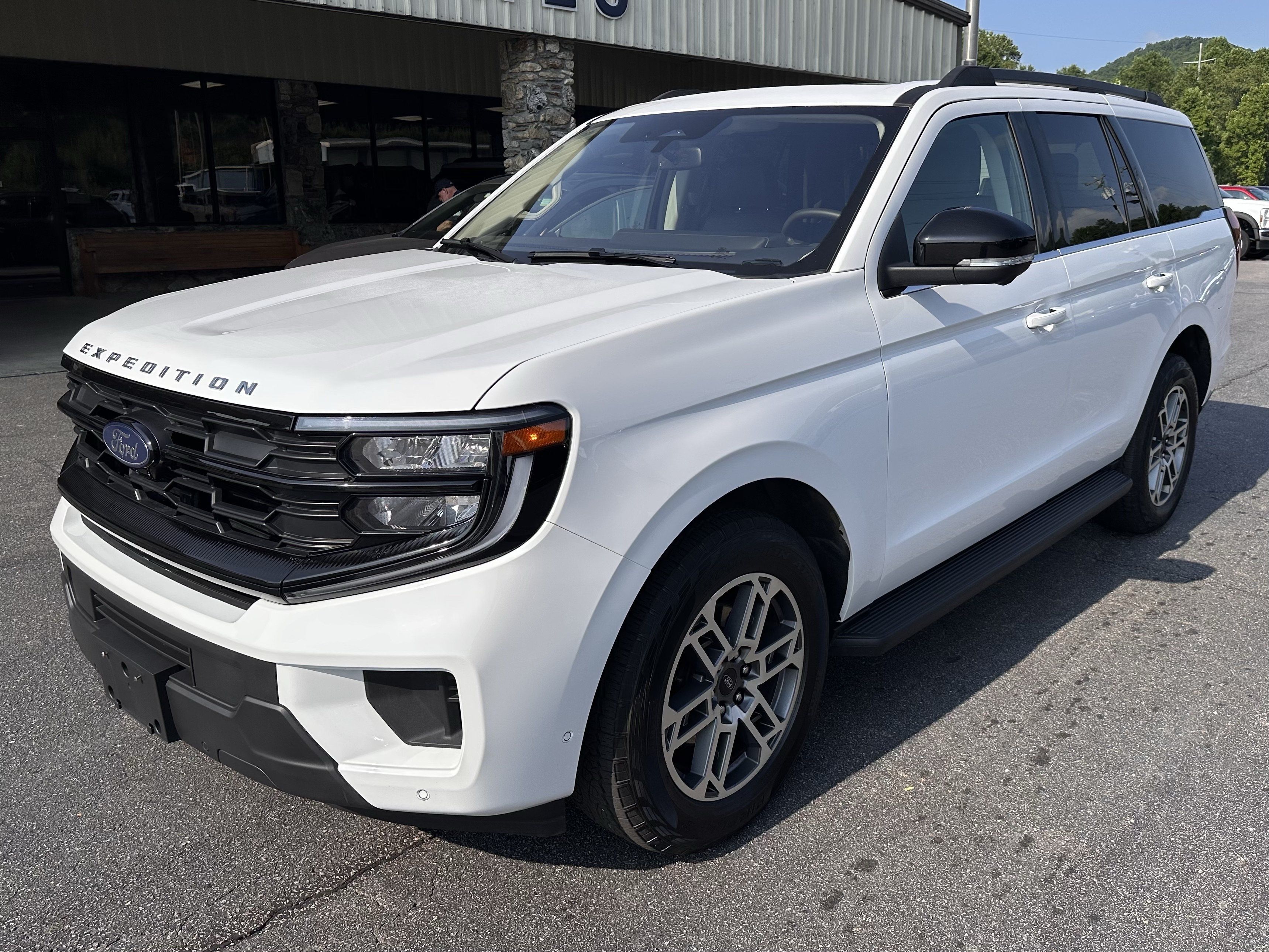 Used 2025 Ford Expedition Active AWD/4WD image 2