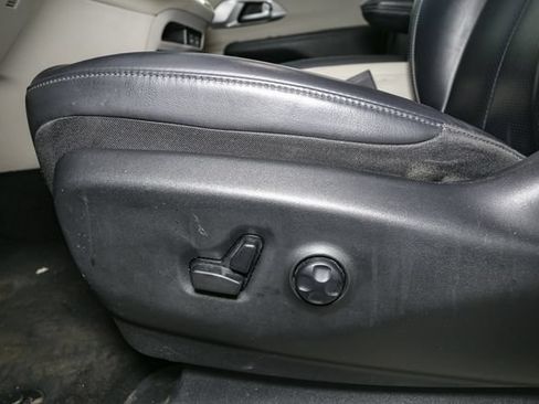 Used 2023 Chrysler Pacifica Touring-L FWD image 39