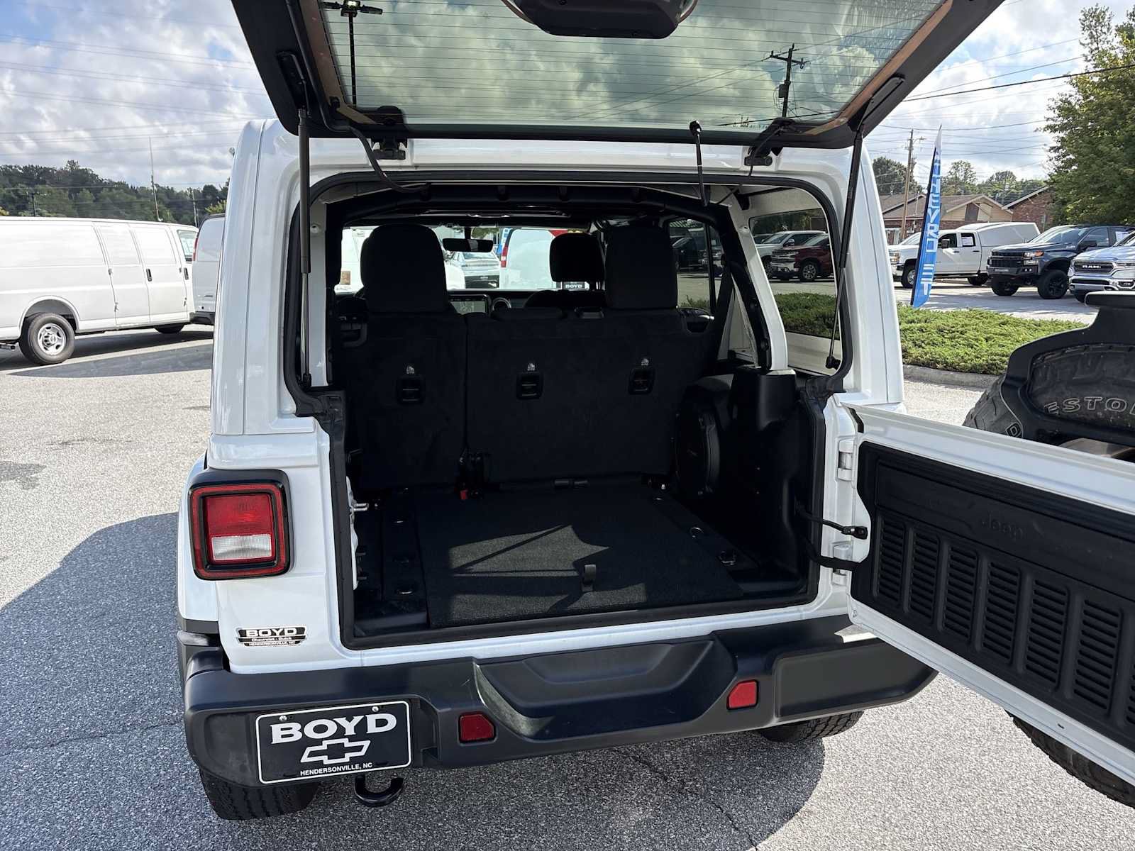 Used 2020 Jeep Wrangler Unlimited Sahara AWD/4WD image 26
