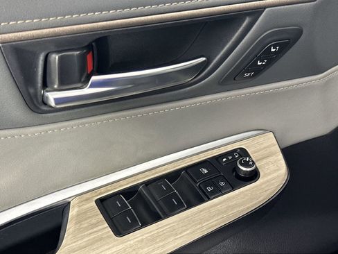 Used 2023 Toyota Venza XLE image 13