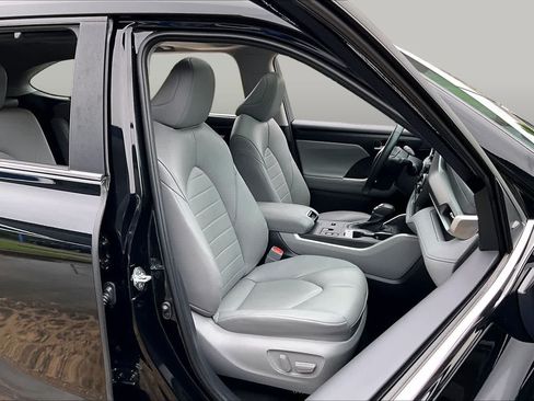 Used 2023 Toyota Highlander XLE AWD/4WD image 9