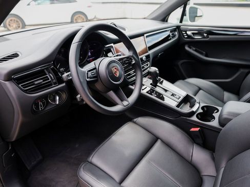 Certified 2025 Porsche Macan image 4
