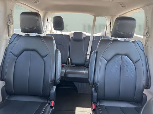 Used 2023 Chrysler Pacifica Touring-L FWD image 11
