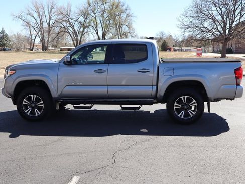 Used 2017 Toyota Tacoma TRD Sport image 9