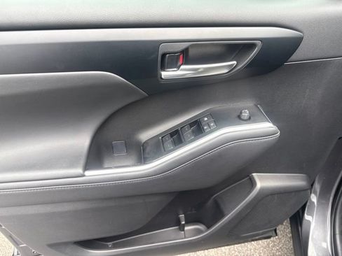 Used 2025 Toyota Highlander XLE FWD image 26