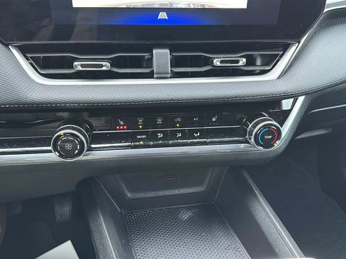 Used 2025 Chevrolet Equinox LT image 32