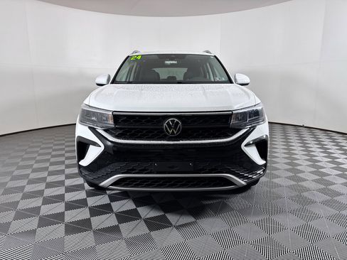 Used 2024 Volkswagen Taos SE w/ Panoramic Sunroof Package image 2