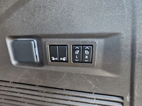 Used 2022 Chevrolet Tahoe Z71 w/ Luxury Package image 19