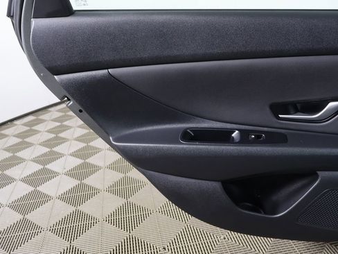 Used 2025 Hyundai Elantra Limited FWD image 25