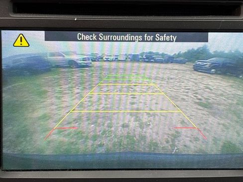 Used 2017 Chevrolet Traverse LT w/ Style and Technology Package FWD image 3