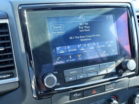 Used 2023 Nissan Frontier SV image 3