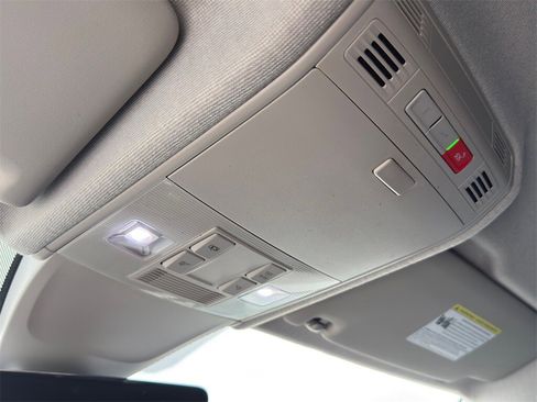 Used 2023 Volkswagen Tiguan SE image 23