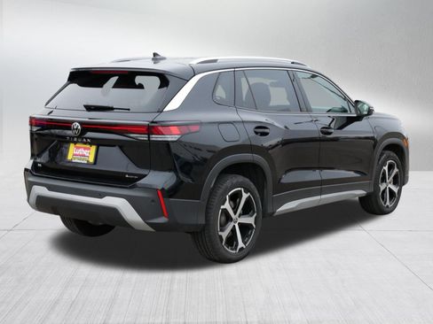 Used 2025 Volkswagen Tiguan SE image 7