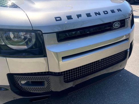 Certified 2025 Land Rover Defender 110 X-Dynamic SE AWD/4WD image 30