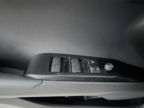 Used 2025 Toyota Camry SE image 17