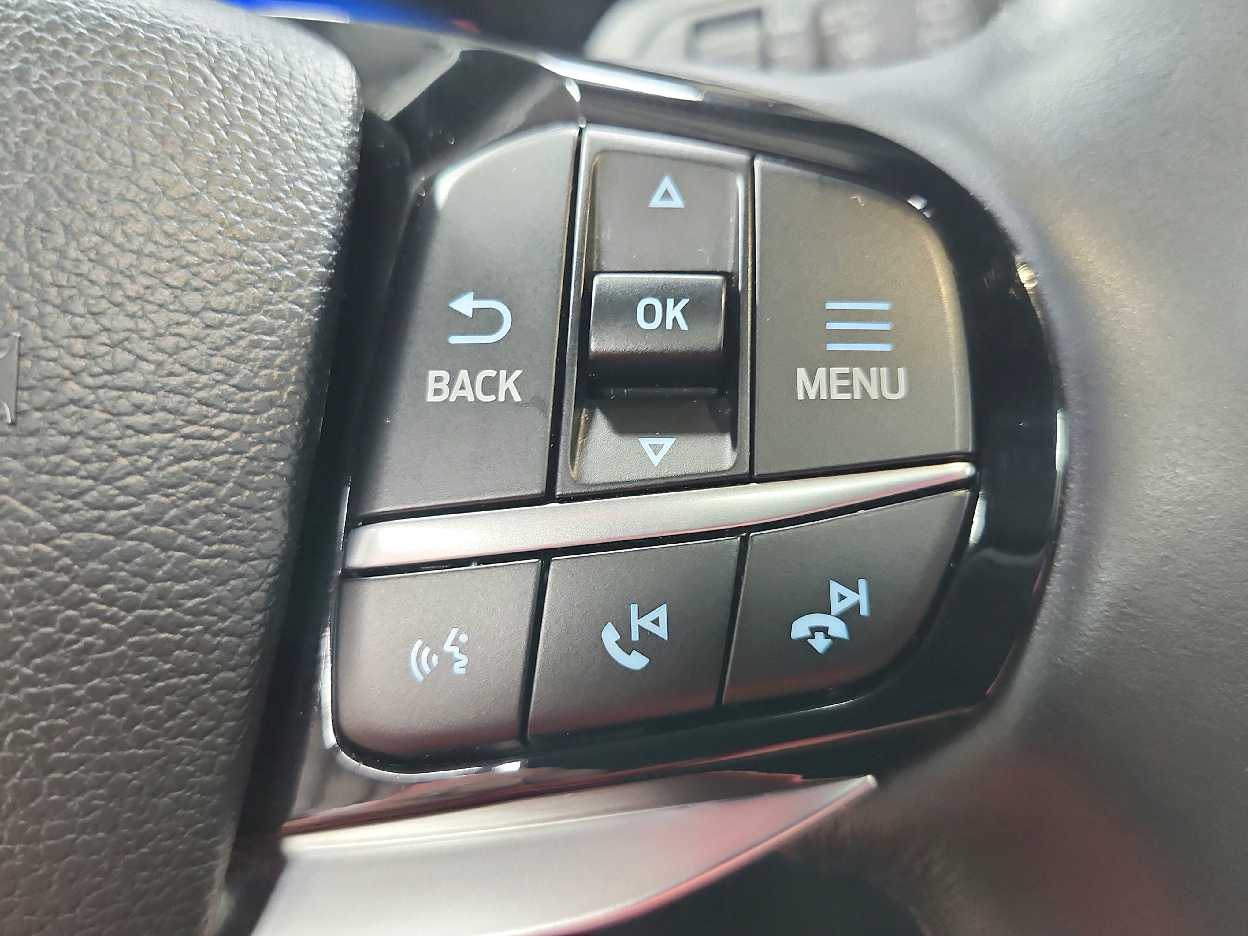 Used 2023 Ford Explorer Platinum w/ Technology Package AWD/4WD image 24