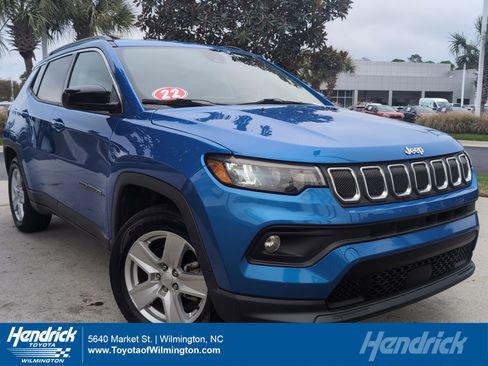 Used 2022 Jeep Compass Latitude image 1
