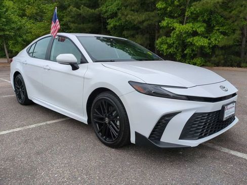 Used 2026 Toyota Camry SE FWD image 2
