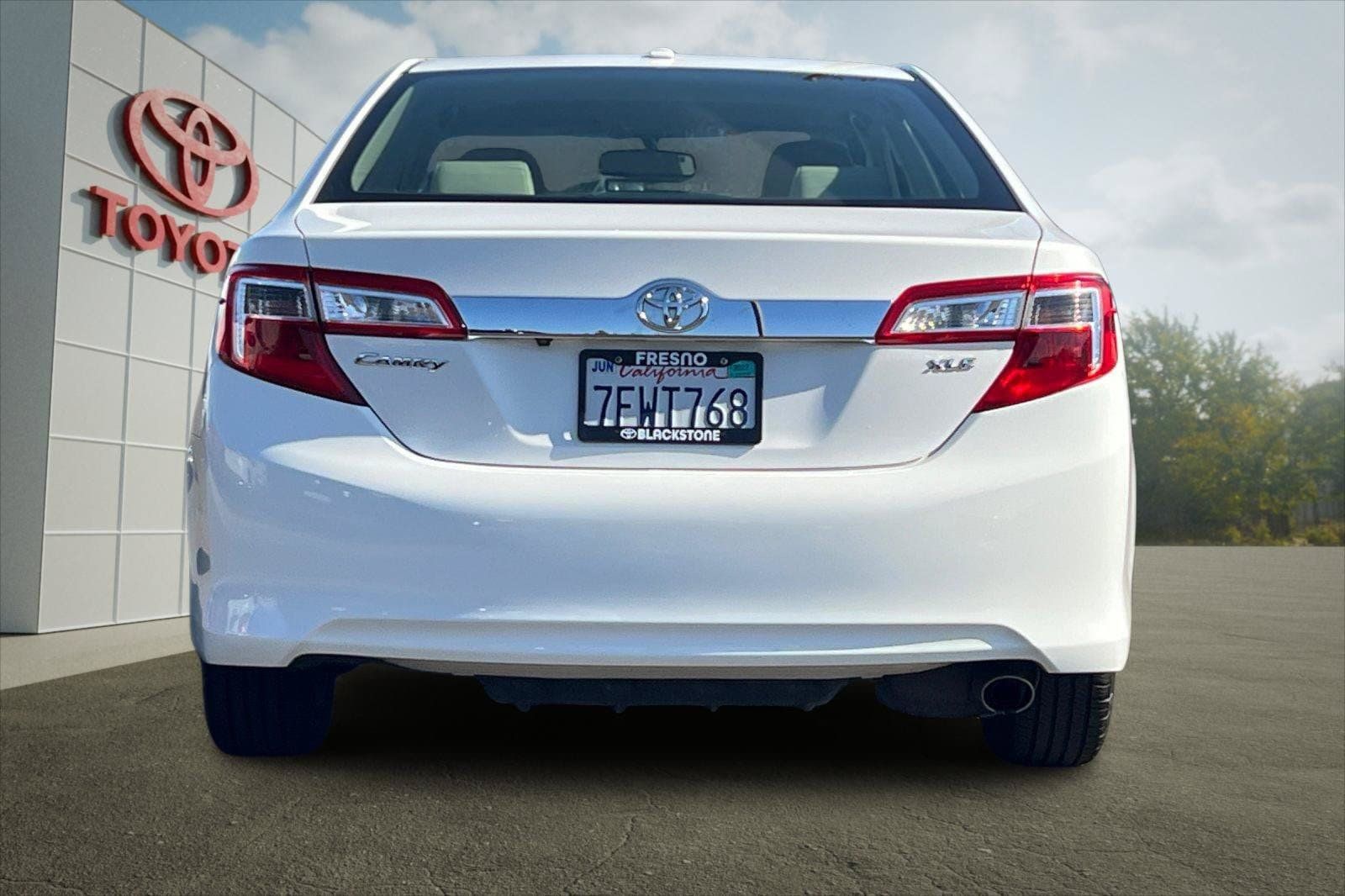 Used 2014 Toyota Camry XLE w/ Leather Package FWD image 4