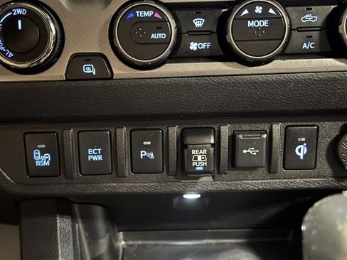 Used 2021 Toyota Tacoma Limited image 25