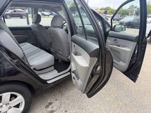 Used 2007 Kia Rondo LX w/ Convenience Pkg FWD image 7