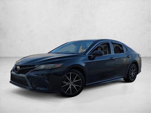 Used 2021 Toyota Camry SE image 1