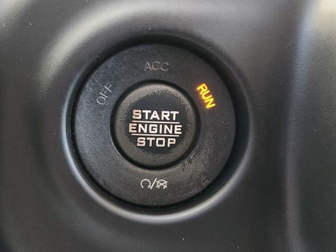 Used 2018 Jeep Wrangler Unlimited Sahara AWD/4WD image 12