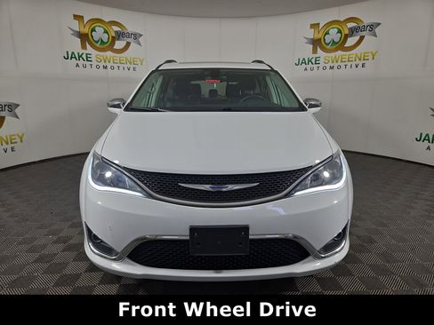 Used 2018 Chrysler Pacifica Limited image 3