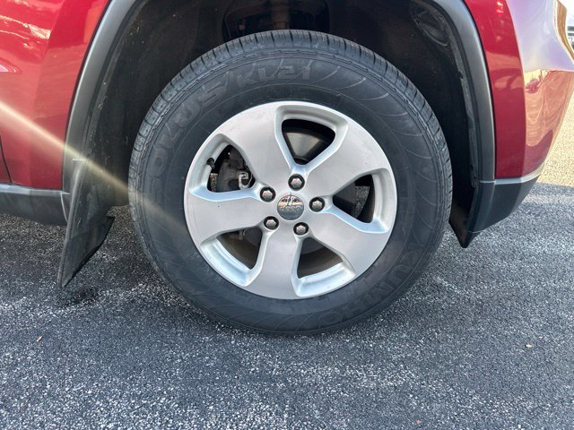Used 2012 Jeep Grand Cherokee Laredo AWD/4WD image 8